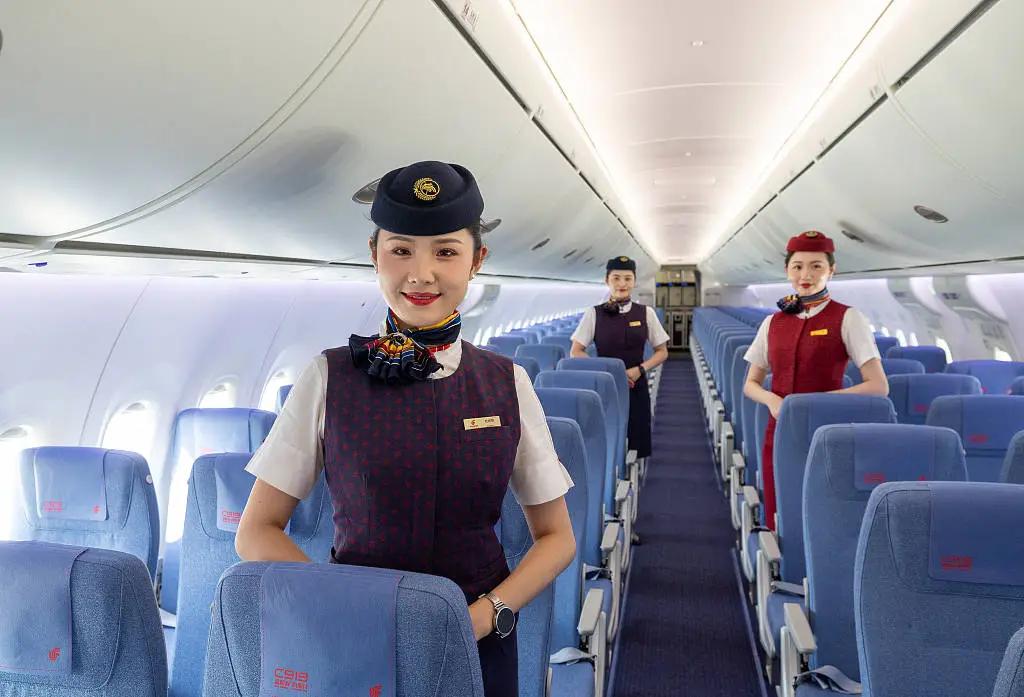 男子假冒空乘免费坐飞机34次 罚的这么重主要还是因为使用伪造信息吧[揣手]还好这