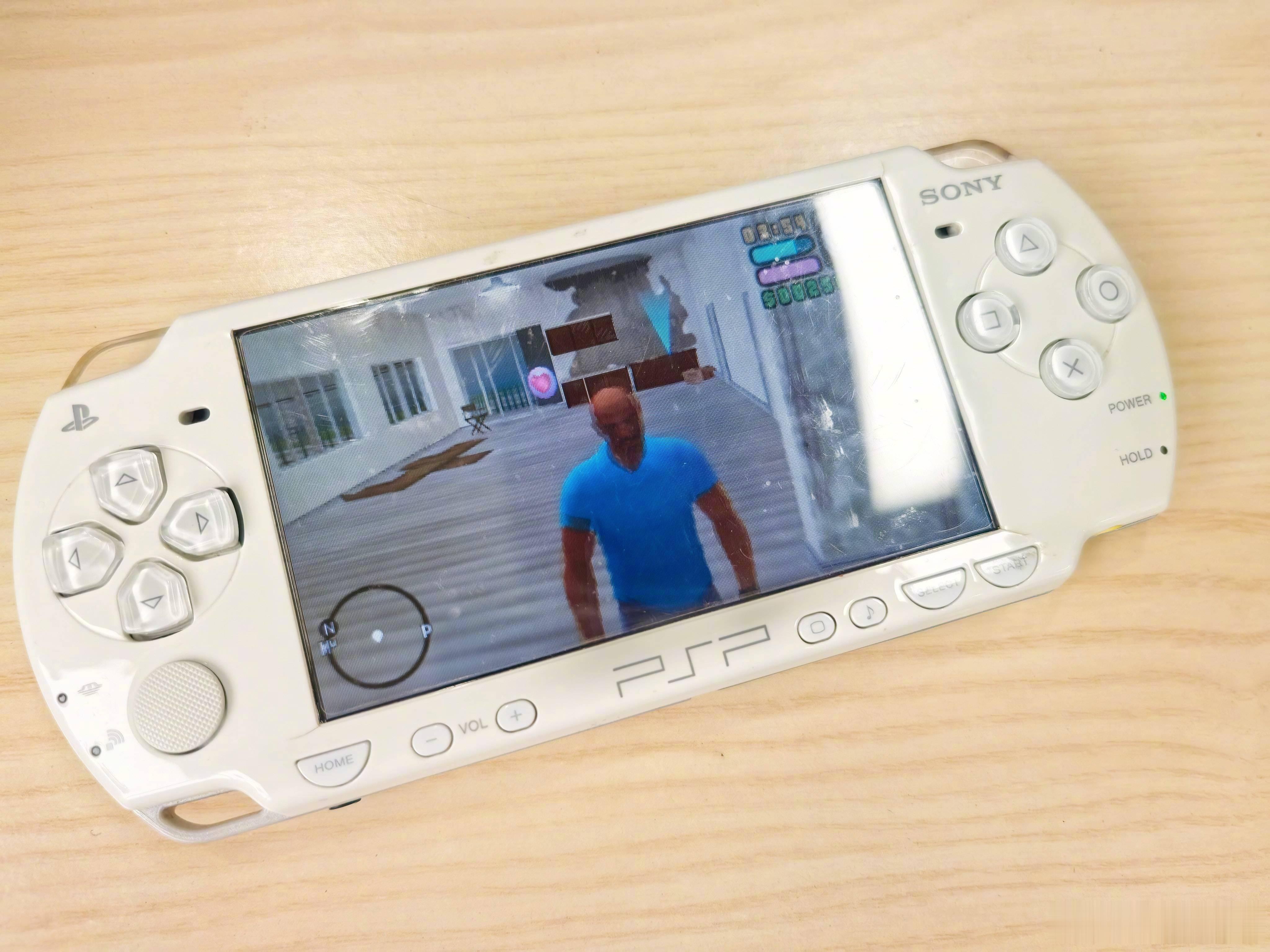 怀旧小抽屉 PSP 2000！以前看着别人家的小孩人手一部拿出门玩Ahwang1