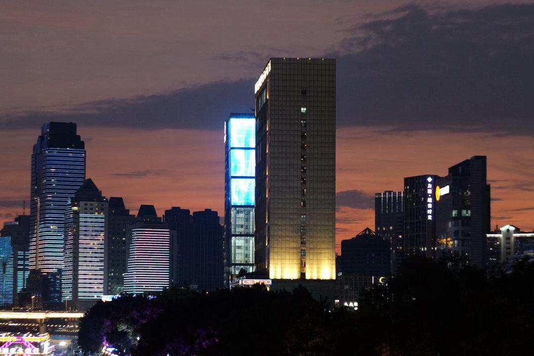 献上今晚广州迷人的夜色和火烧云后的浪漫记录我的城市夕阳夜景 拍摄于广州海印桥松下