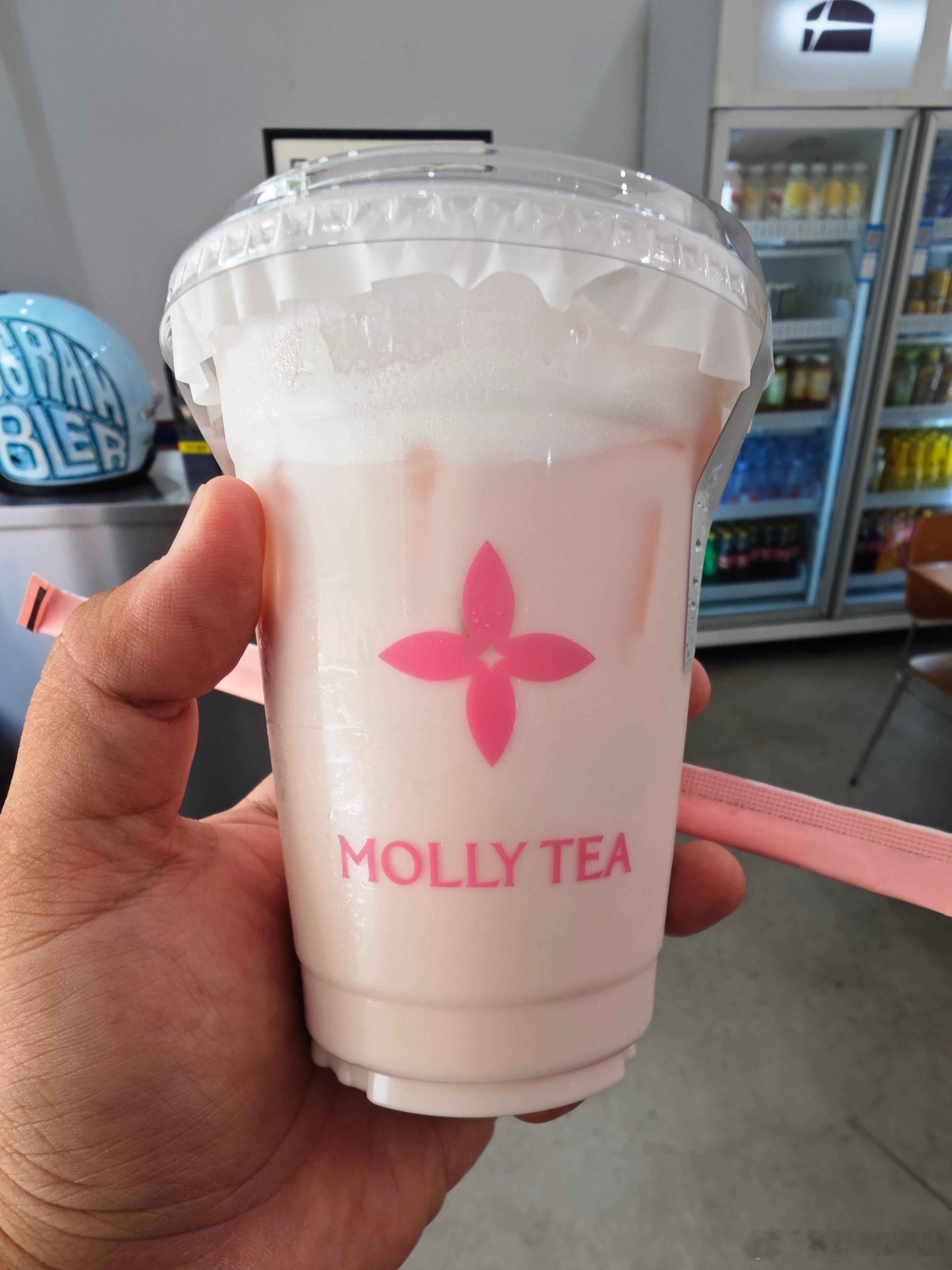 今天太热了，买了杯茉莉奶白。其实没有起诉之前我完全没觉得有啥相似的地方，这个图形