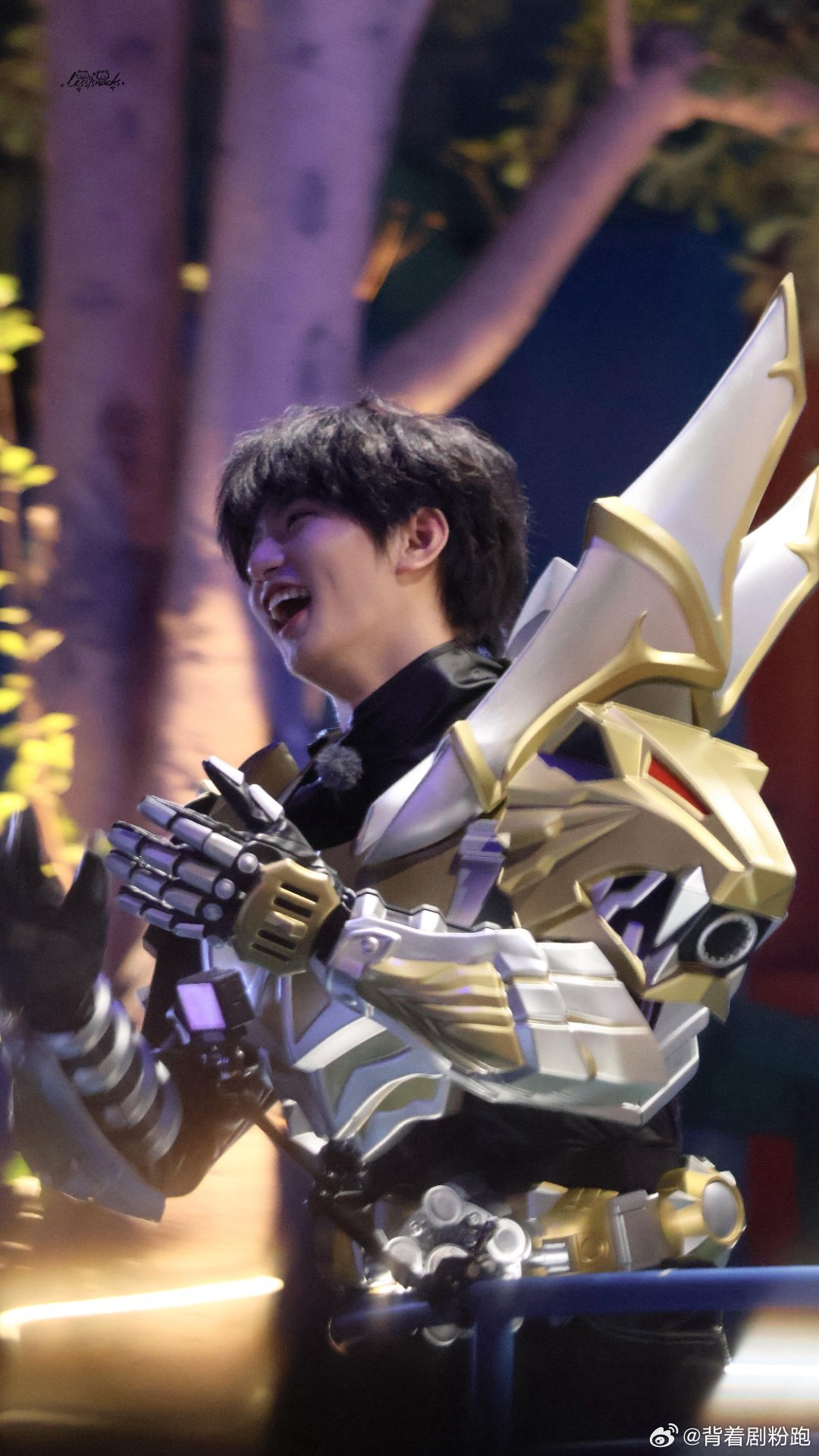 穆祉丞铠甲勇士帝皇侠转场穆祉丞萌萌的好可爱～化身帝皇侠帅到犯规，耍帅动作一套接一