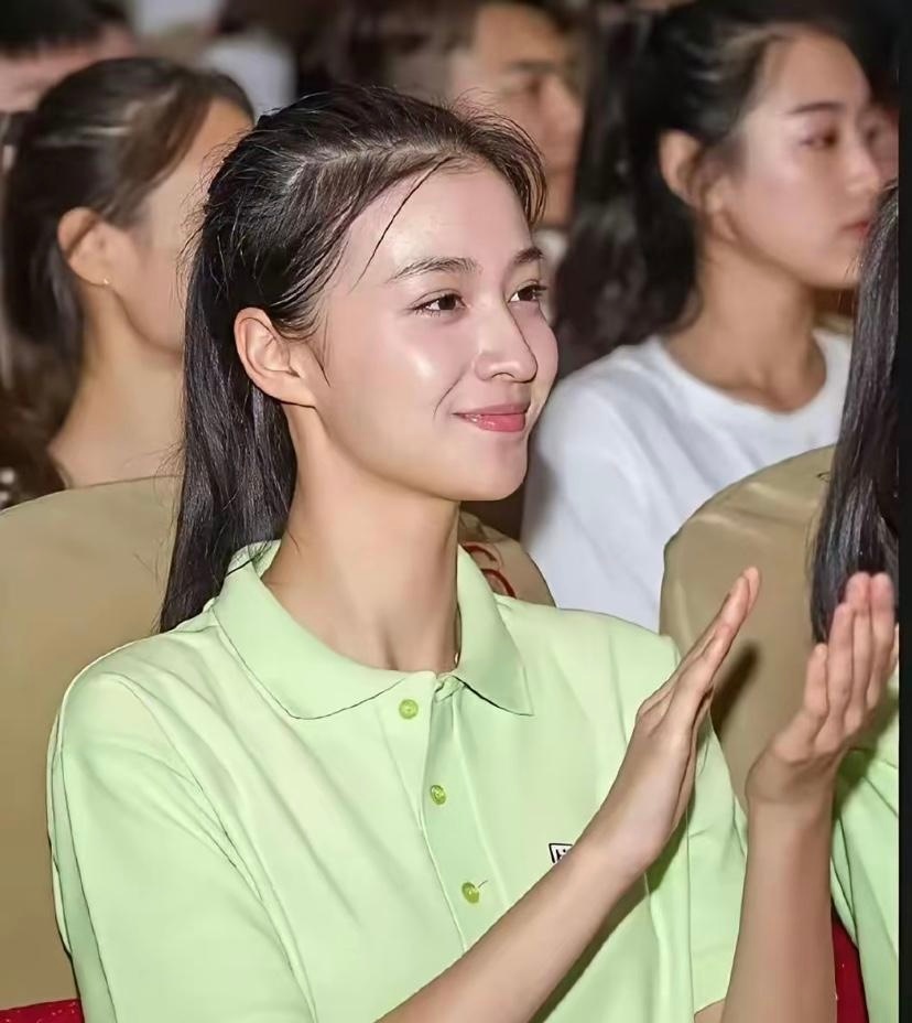 学生时代的王楚然，妥妥的纯欲天花板，完全不输刘亦菲！ 