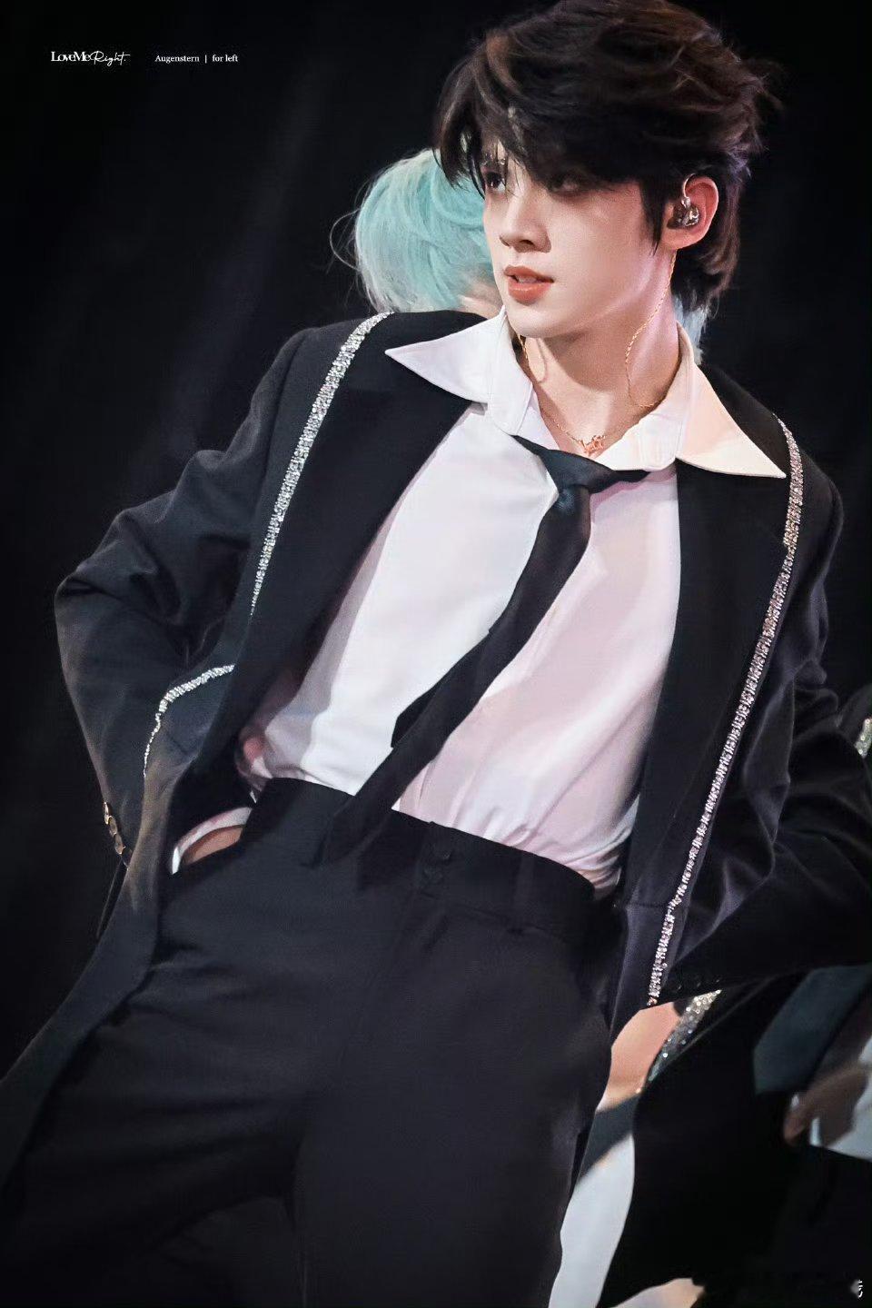 左航新年音乐会站姐，完全是艺术 好权威的脸 