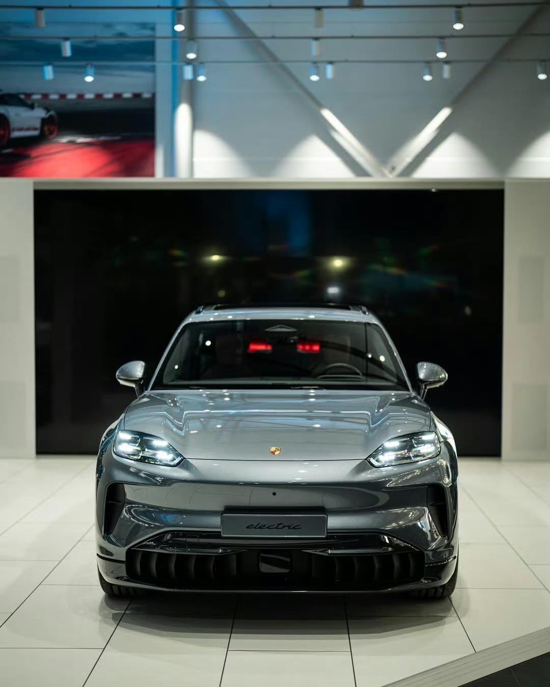 看到这组纯电卡宴新实拍图，我还真有点纠结。以前卡宴可是燃油党的精神图腾，开着它超