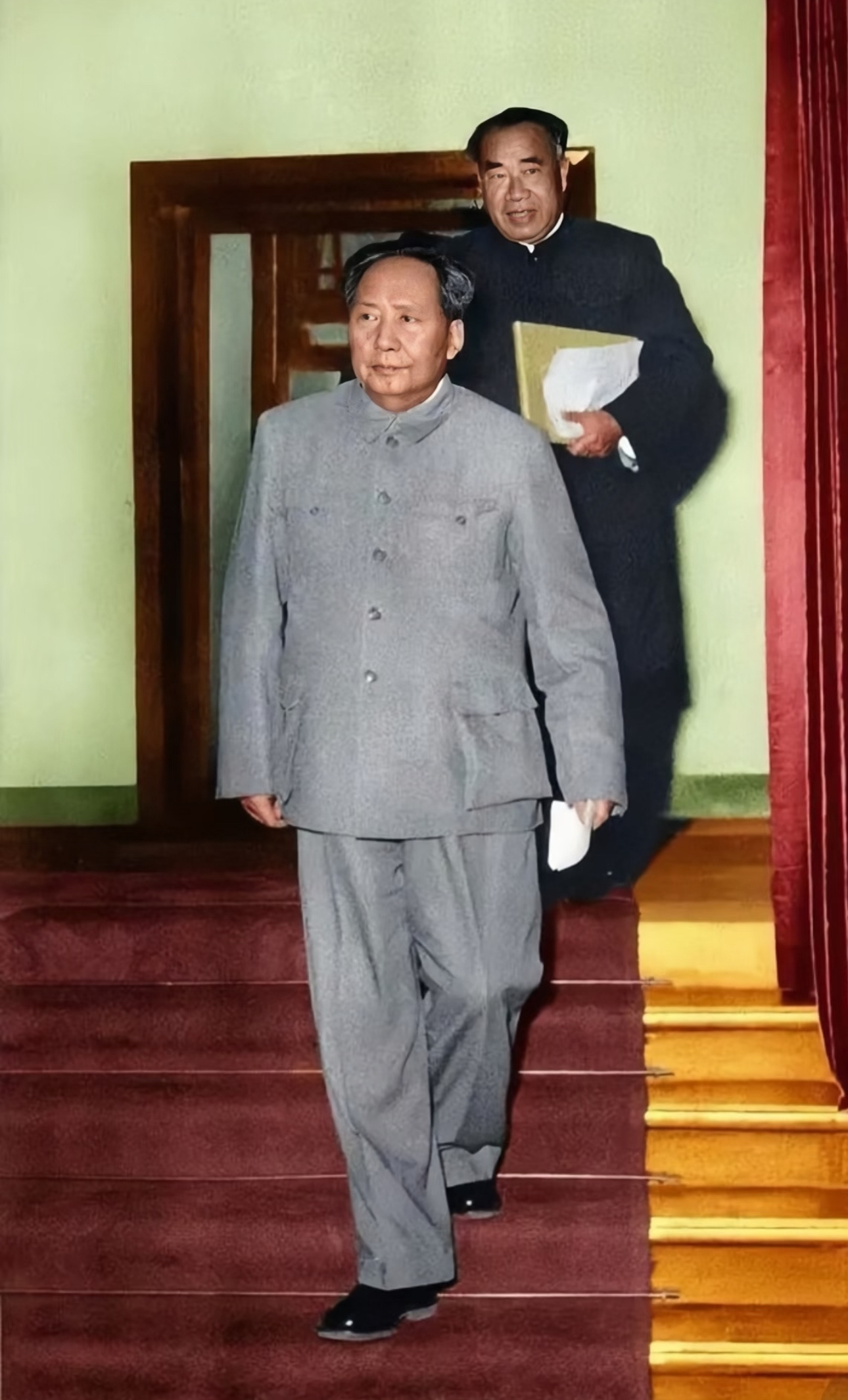 你们只记得昨天是圣诞节！ 但有谁记得今天是我们伟大的毛主席的生日！ 