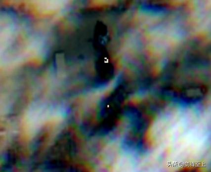 基本证实了！
欧洲哨兵2号卫星图片显示，沙特的苏丹王子基地浓烟滚滚，应该是地面飞