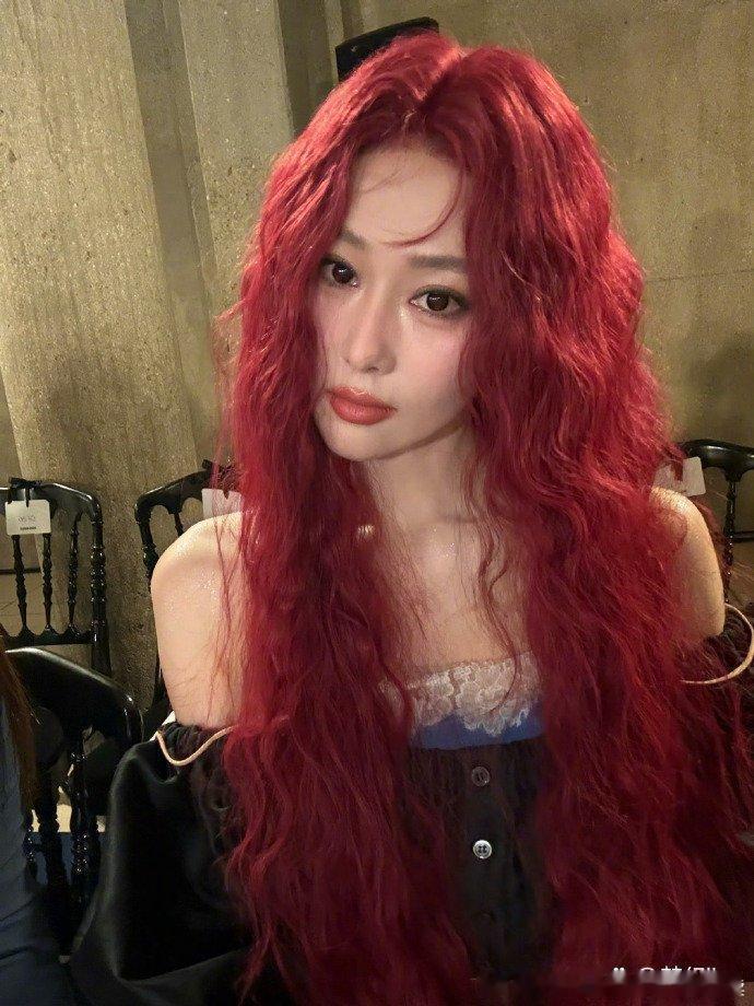 张馨予红发造型好美，一直都是浓颜大美人，第一眼真的被震惊到了 