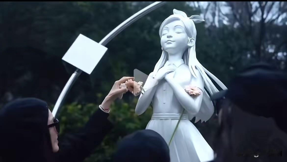 与其说是雕像不如说是卡通人物，一点神似的地方都没有，本来就是纪念的，难道还要靠想