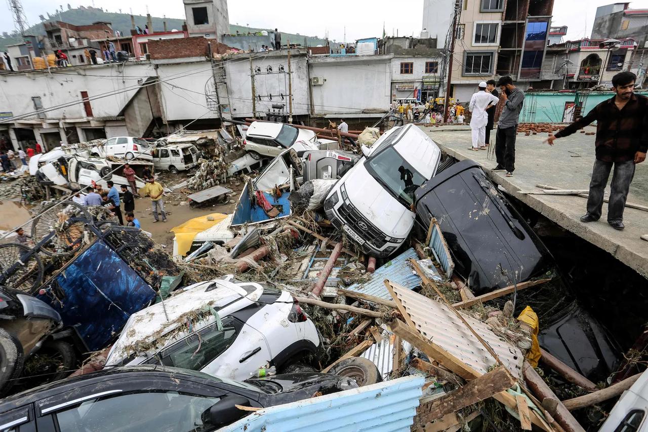 在印度查谟和克什米尔地区，强降雨引发的山体滑坡和洪水已造成至少11人死亡，另有多