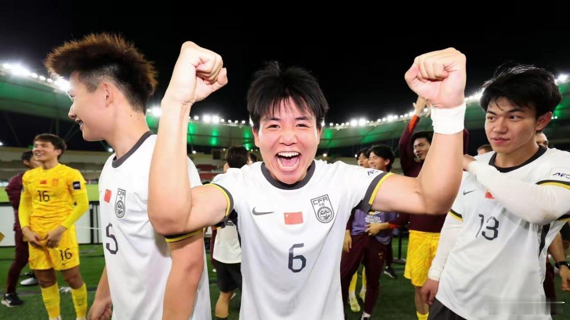 国足全员助威U23国足U23国足创历史，3比0完胜越南挺进亚洲杯决赛！久旱逢甘霖