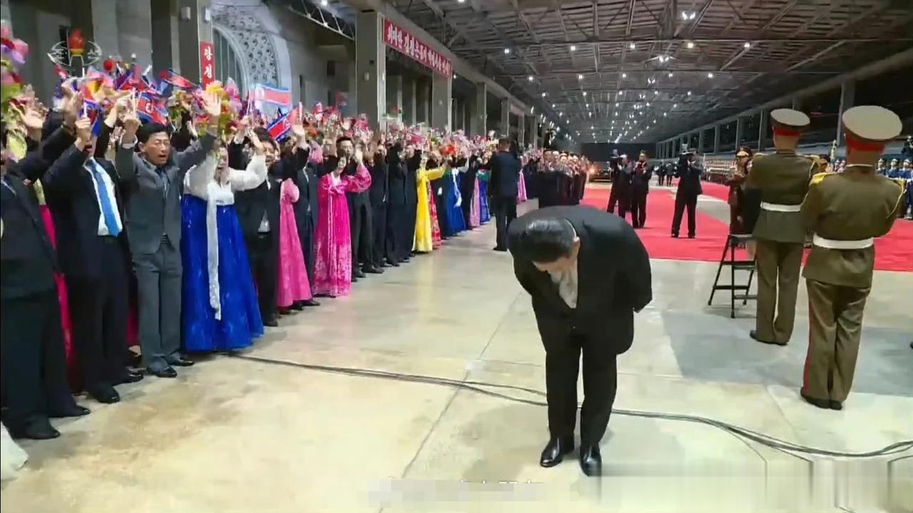 朝媒：金正恩同志向迎接他的平壤市民们深鞠躬 ​​​。