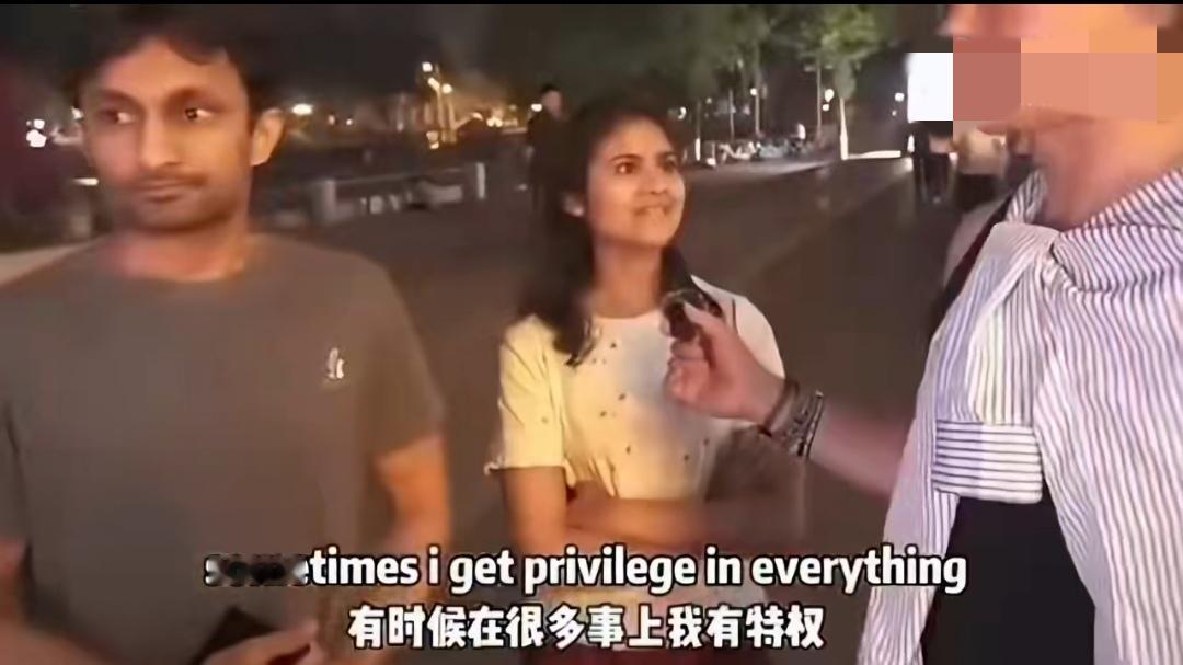 这两个印度人，尽说大实话。
女阿三说:“我们在中国，有时候在很多事上我有特权。”