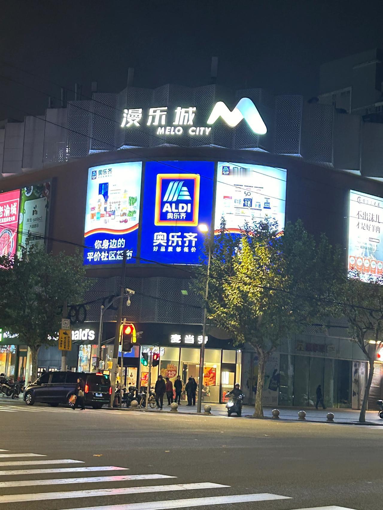 如果有两个同时求婚，一定要找有钱的，男女生都一样
结婚后，你会发现钱能解决很多的