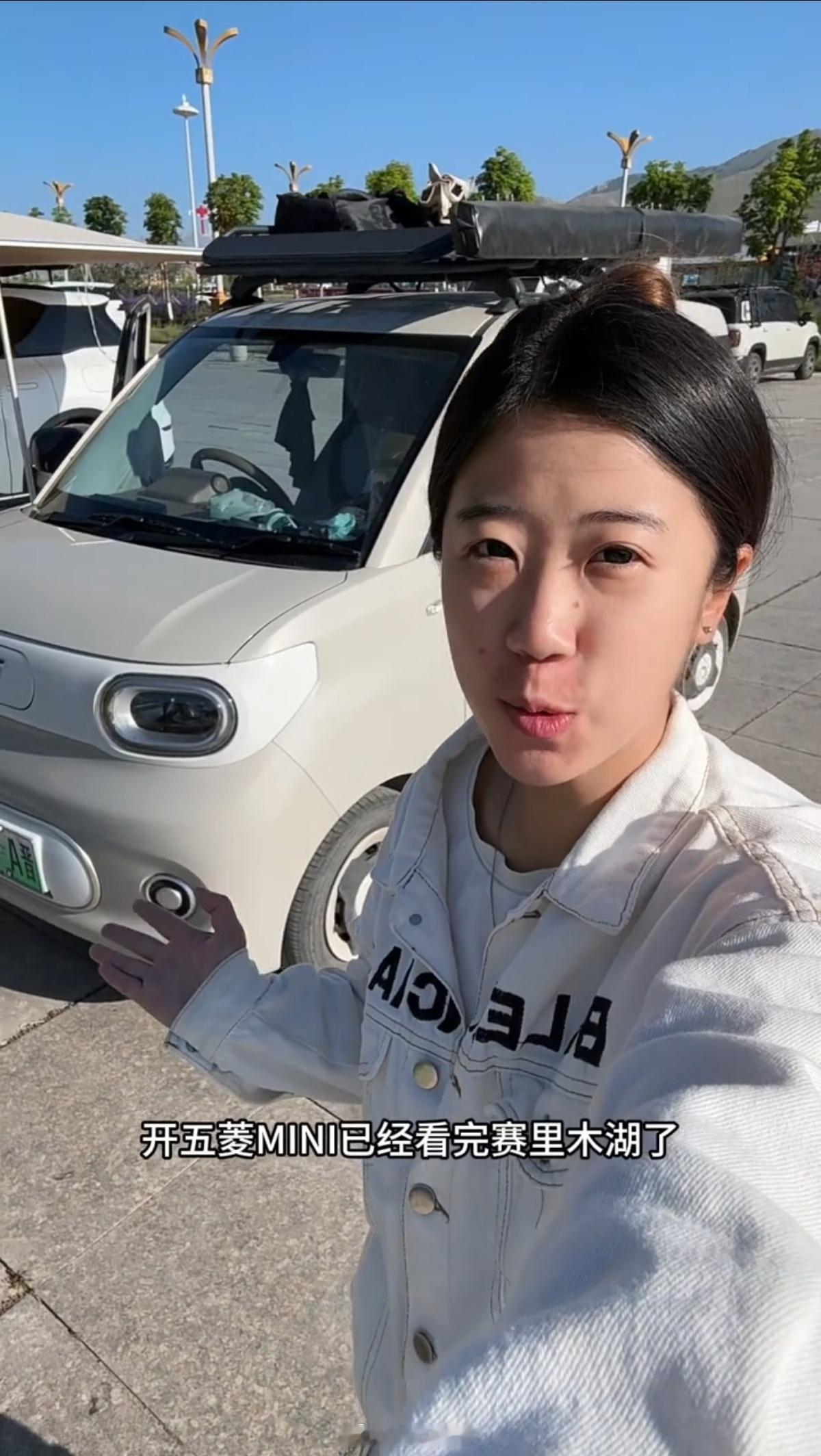 朋友圈开始用AI照片代替旅游照这个暑假很多人都带着孩子出门旅游，有去赛里木湖的，