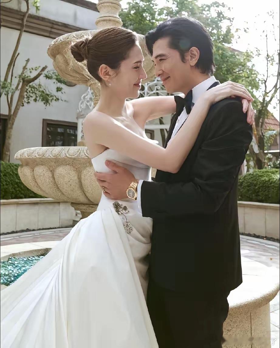 自从当了爸爸后，整个人看着越来越温柔了，许玮甯生完儿子，两人立马就办了场盛大的婚