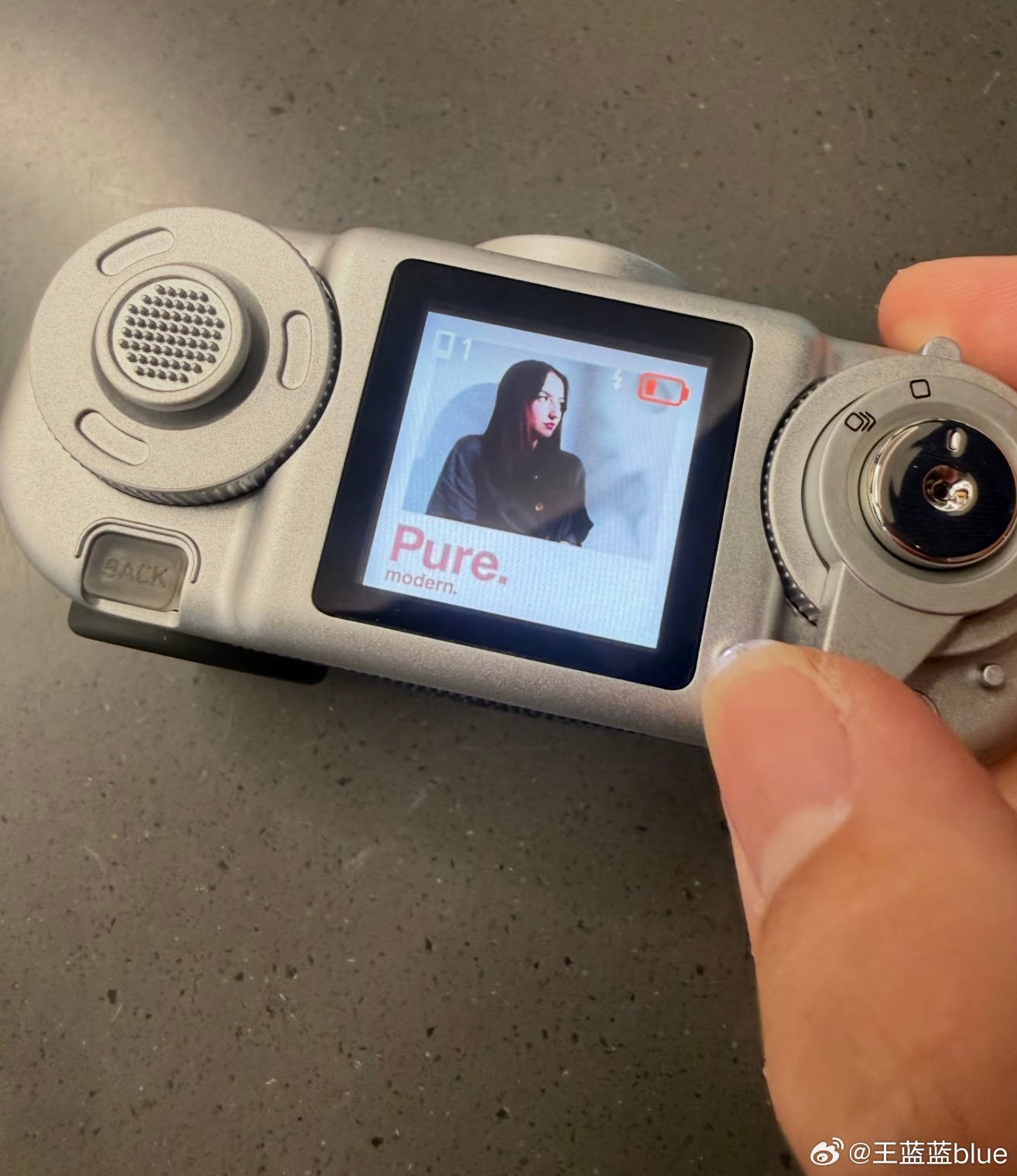 富士出新相机了——富士instax Pal2据说跟拍立得差不多可玩性很高，美中不