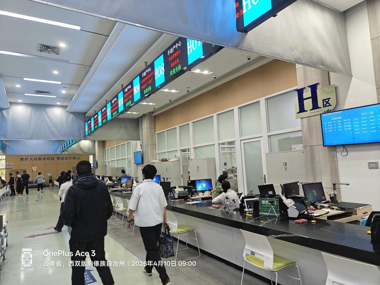 在版纳卖房女佳木斯人小敏
战友老猫在我们小区买的房子，是佳木斯女人小敏充当中介买