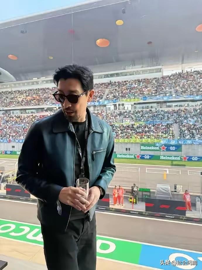 东北狠人王千源，这气质真是杠杠的。
今年54岁的王千源，亮相上海F1车展，广大网