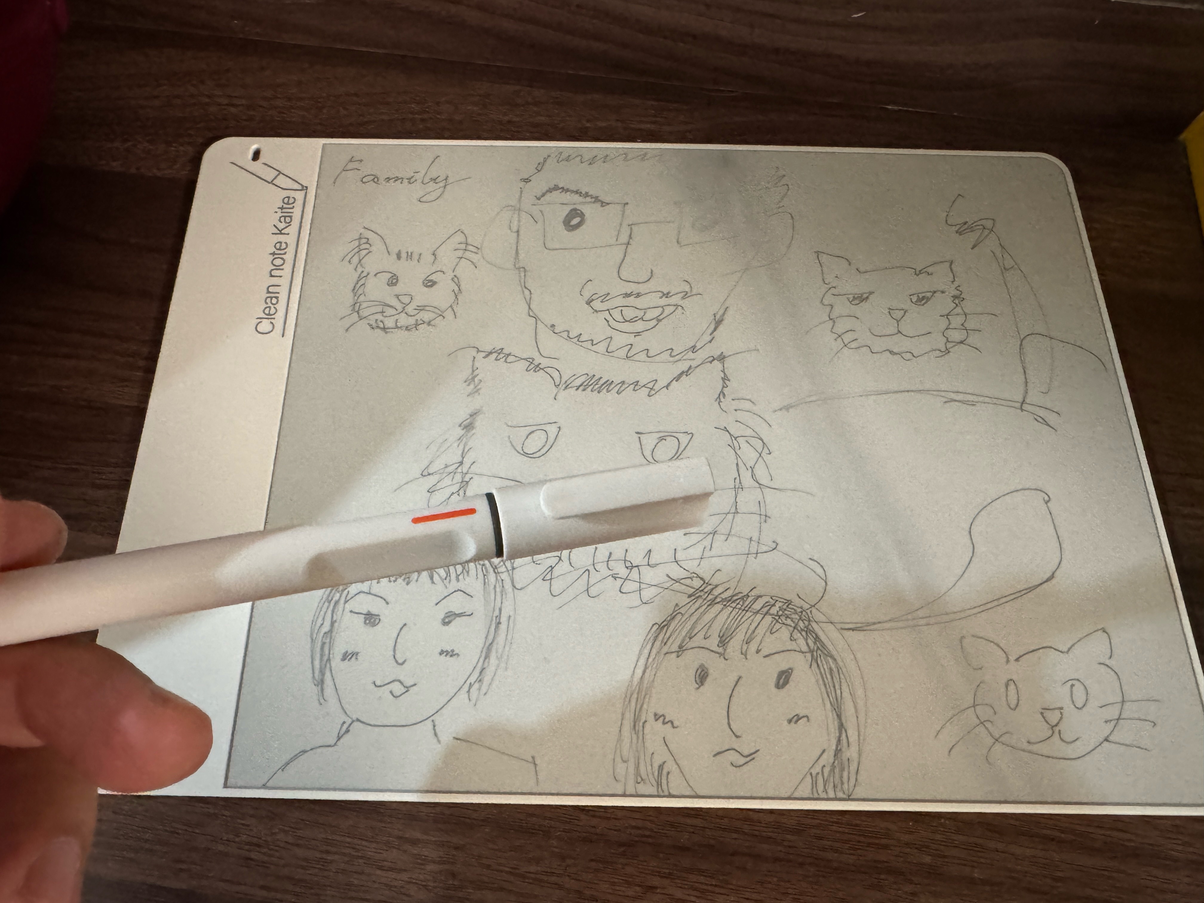 我发现了一个超级好用的笔记版！！！！写起来和纸一样，还是磁力的，可以无限循环使用