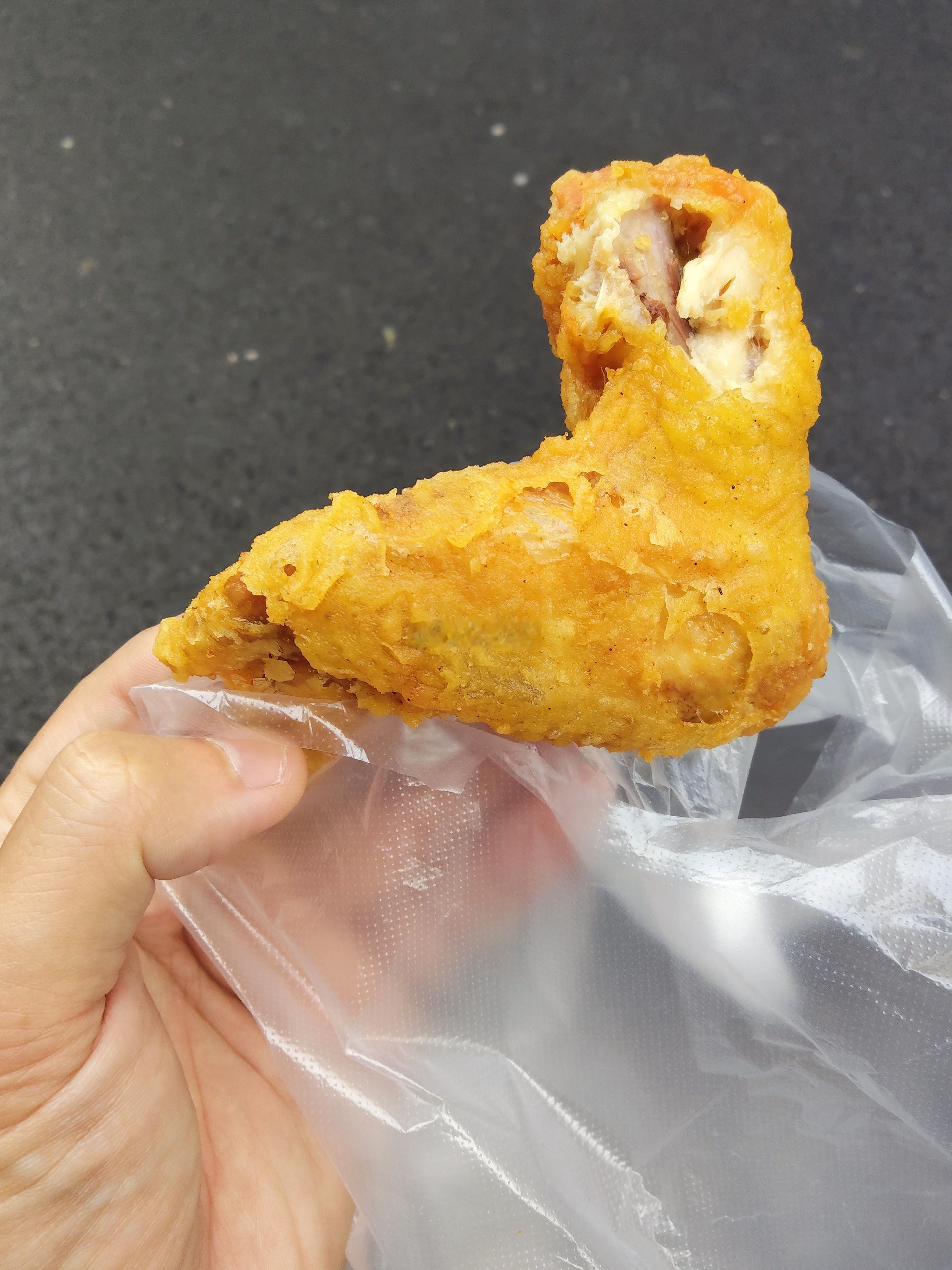 在跃进路来来回回兜了好多个圈子，开车找不到换摩托，摩托还是找不到，明明已经导航到