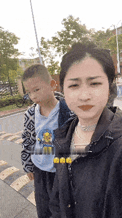 刚接儿子放学，迎面碰到他同学的爸爸，对方笑着对我说：“你妈妈可真漂亮啊。”我一愣