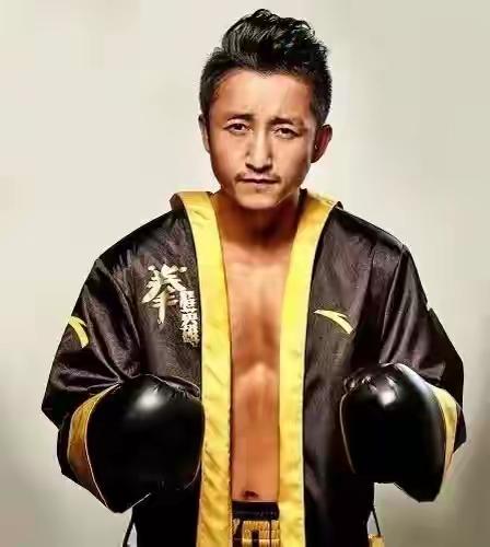 邹市明这个人，
我真的想不通了，
45岁重返拳击赛场，这到底是咋想的啊？

虽然