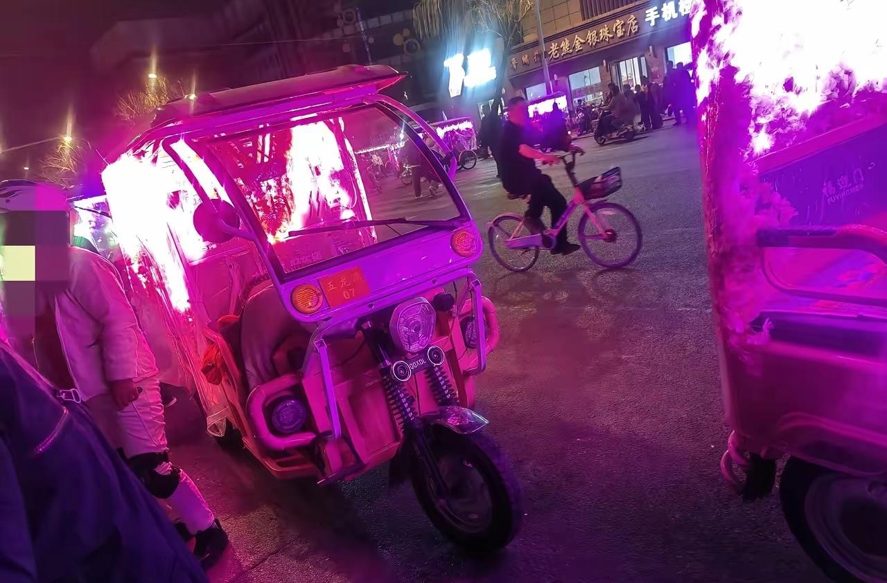 济南大明湖周围的花车又出现了，这次还带来一股阴间风格。


一到了晚上，这些花车