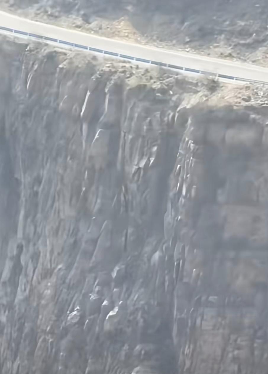 新乡南太行辉县上午峪紫霞关的盘山公路上，一起私家坠崖事故令人扼腕——车辆严重损毁