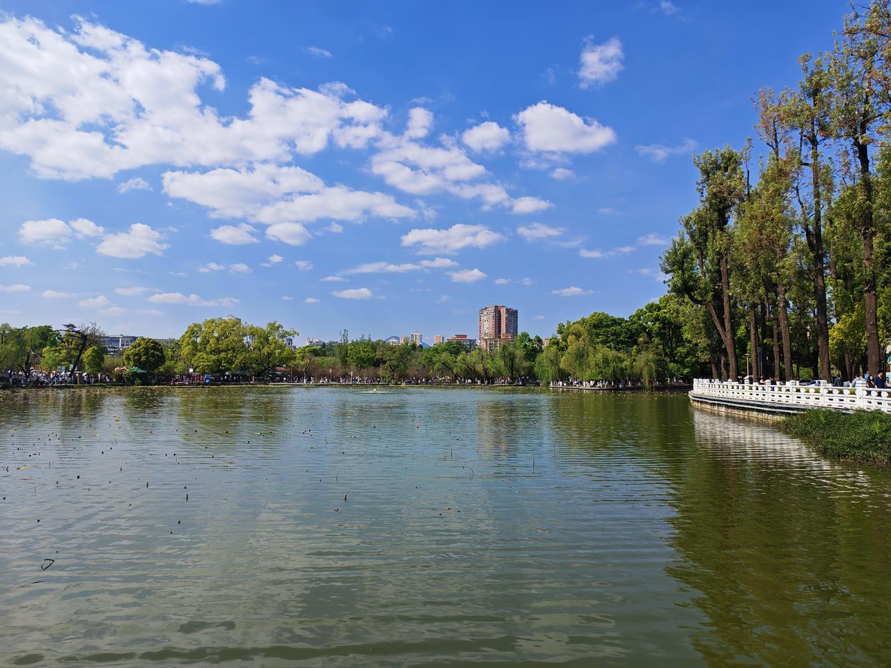 没有一生一世的好汉！
年轻时，可以和朋友同学坐在村中村的路边摊吃烧烤，喝几瓶昆明