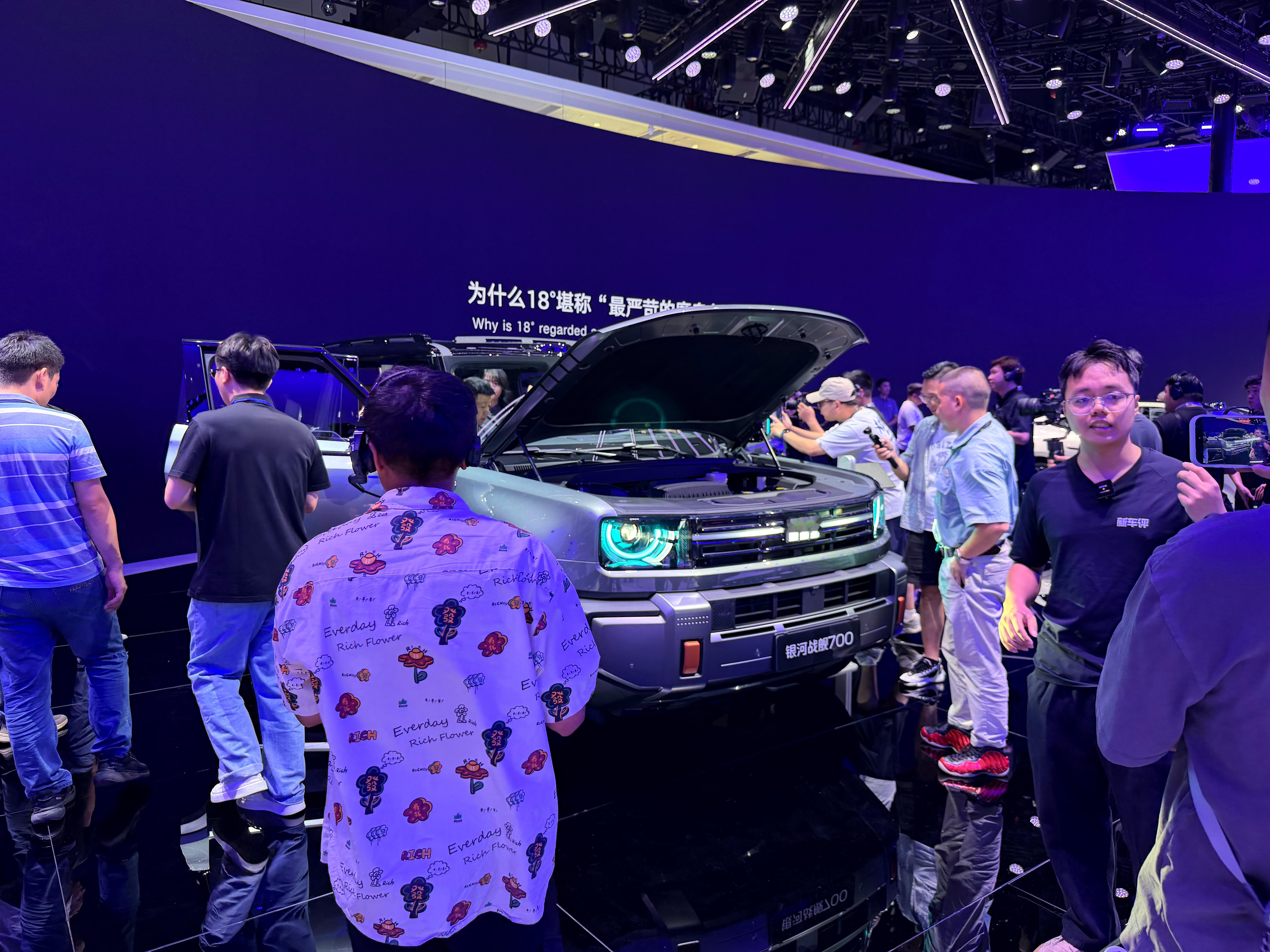 人太多了，就一台展车，咋拍啊2026成都车展新能源汽车﻿