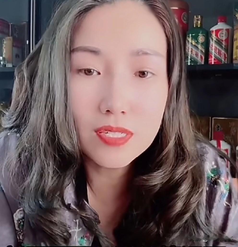 三驴妈警告Hei粉再喋喋不休，将抱儿子下跪求放过。

             