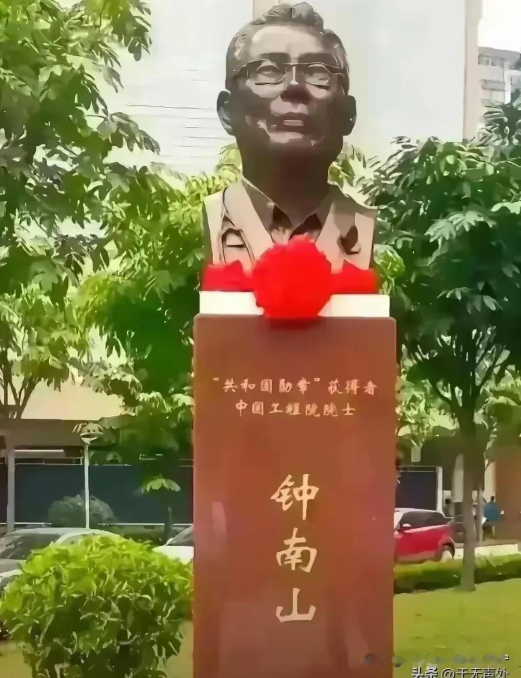 够不够立碑的资格？大家心中都有一杆秤，公道自在人心，我觉得当初在武汉，最早刚爆发