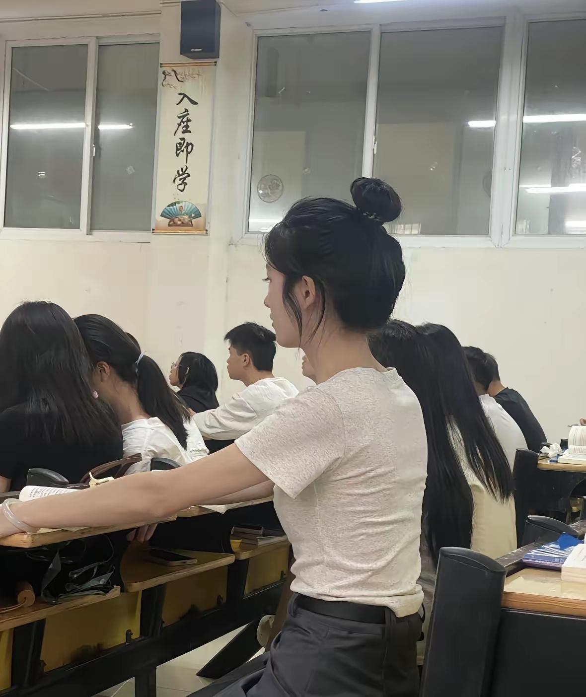 2026年5月9日，华南理工校内一间教室内，正常课堂授课期间，发生了一桩令人愤慨