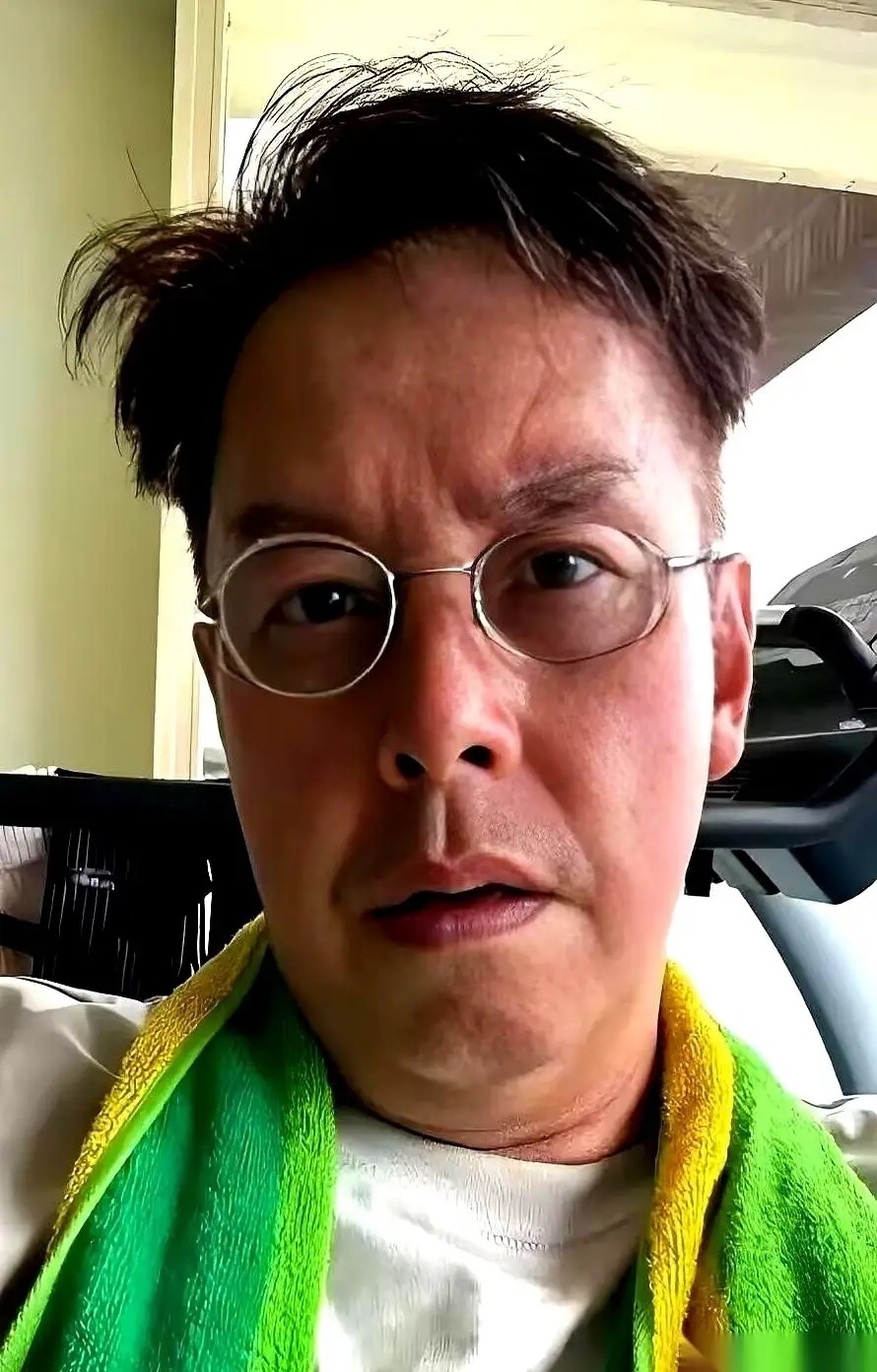 看新闻媒体最近的报道，香港红馆刚出了一桩“砸人饭碗”的稀罕事。76岁的谭咏麟，连