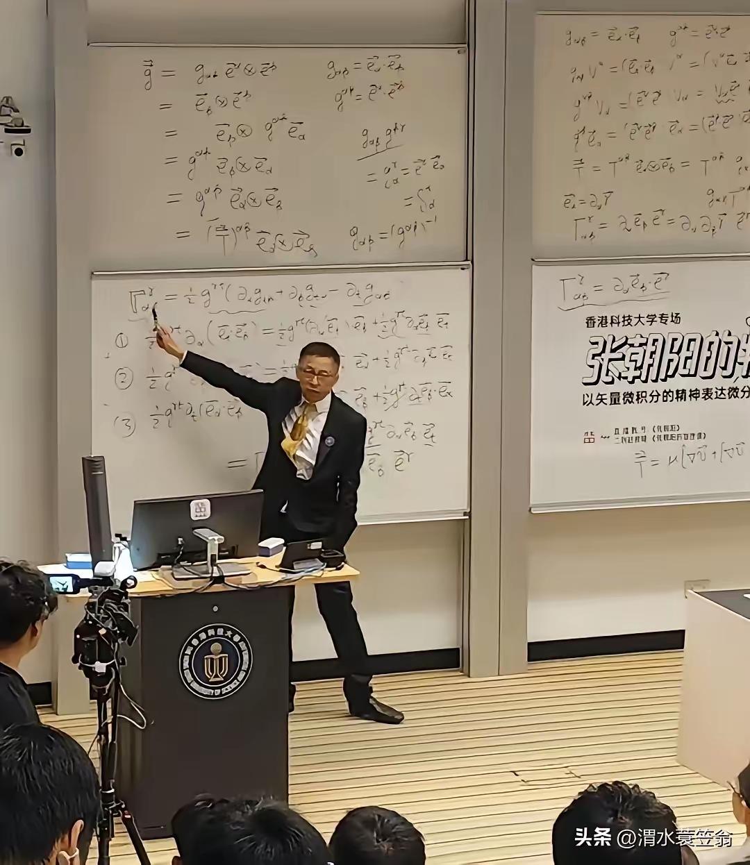 国内过得最潇洒的富豪当属张朝阳，没有之一！
最近，他又把自己的物理课开到了香港科