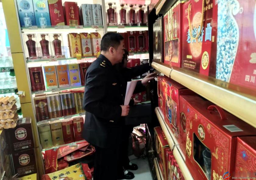 郎酒变白开水，顾客投诉超市售假，一查监控反转：有人偷喝完灌水封瓶放回货架！

2