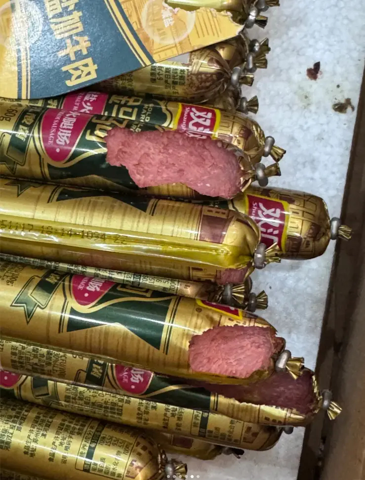 男子称双汇火腿肠发现老鼠粪便【“用嘴咬开吃一半结果吃的是老鼠剩饭”，男子称网购双