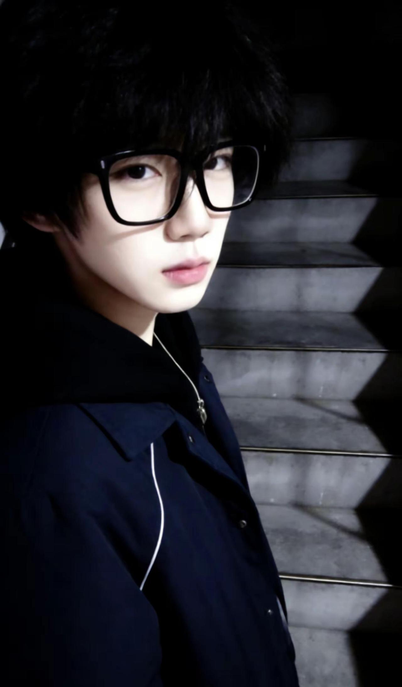 谢谢你的浏览，我确实很拿的出手。少年感 日系 黑框 lazy