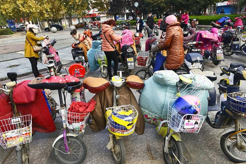 电动自行车“挡风被”这东西，真是让人又爱又恨。天冷的时候，它确实是“御寒神器”，