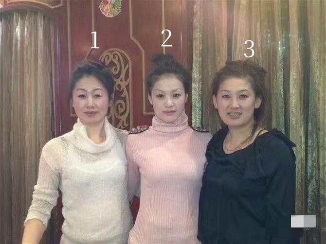 考考你们的眼力，母女三人情同姐妹，猜猜看，哪个才是妈妈？