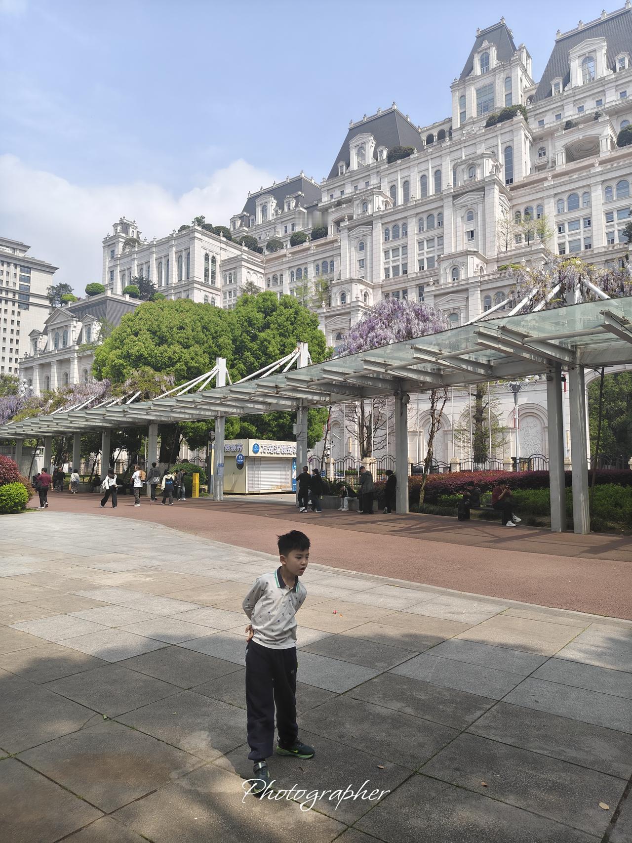 给你们看这张我在贵阳白宫拍的照片！照片里，巴洛克风格的白色宫殿依山而建，圆形穹顶