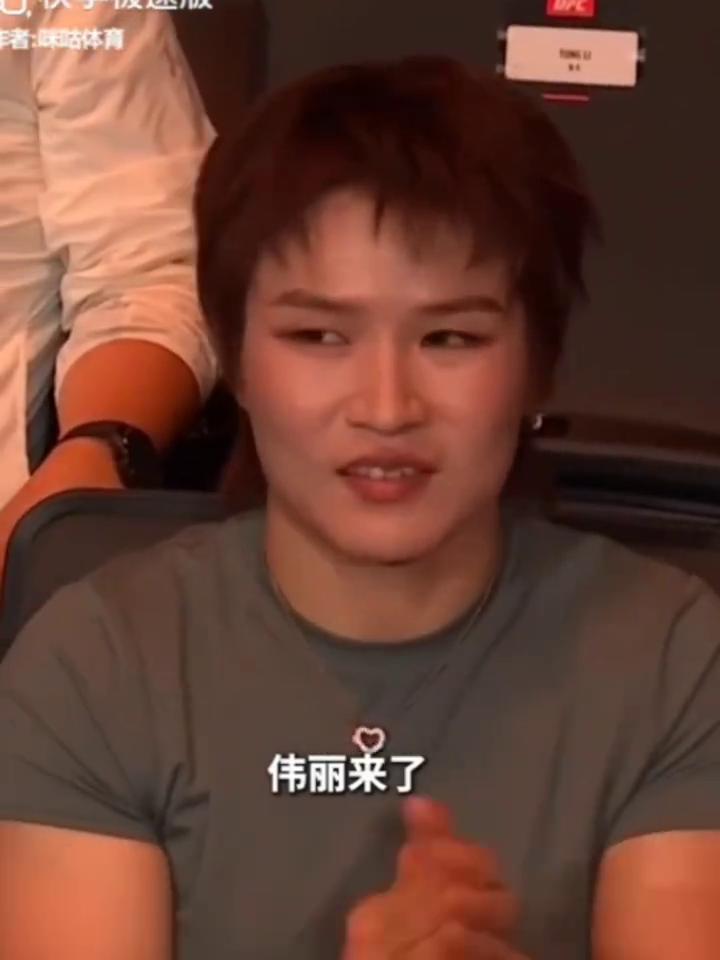 张伟丽现场观战，孟博拿下今晚中国力量首胜。
味咕体育。
伟丽来了，孟博拿下今天在