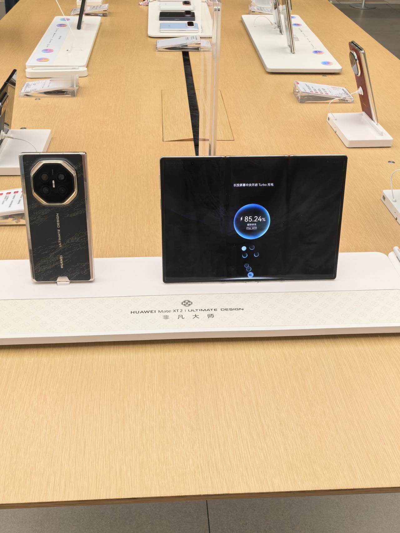 华为 Mate XT 2 非凡大师正式首销，网上相关话题热度持续走高，线下门店的