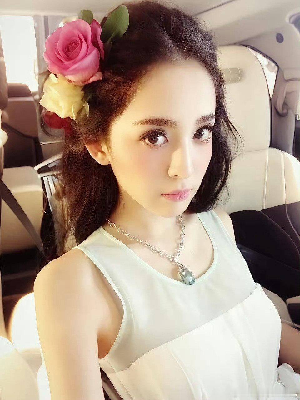 无论是早期还是现在，娜扎还是很美的，期待一下她的新作品~ 娜扎早期 经济上升期的