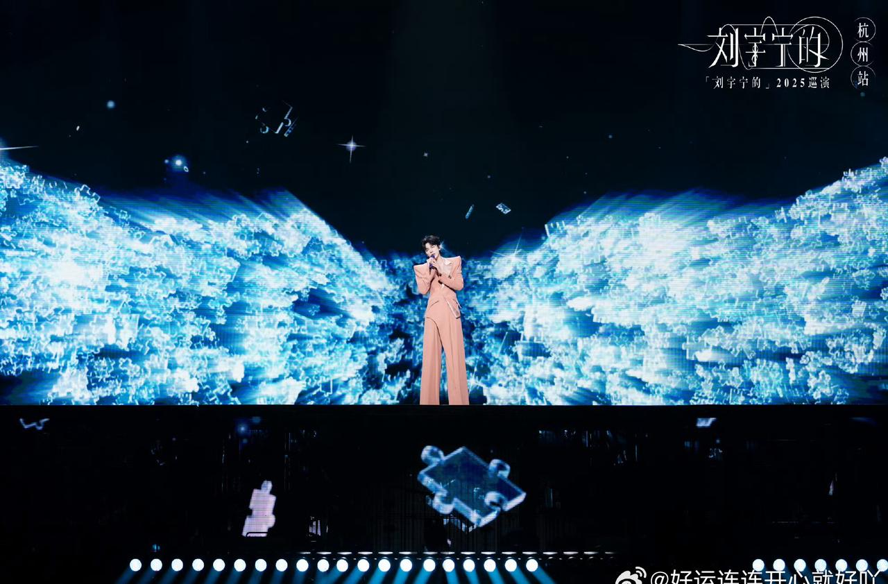 谁被刘宇宁这套粉色廓形西装帅晕了我不说，利落剪裁勾勒挺拔身形，柔和色调增添雅致，