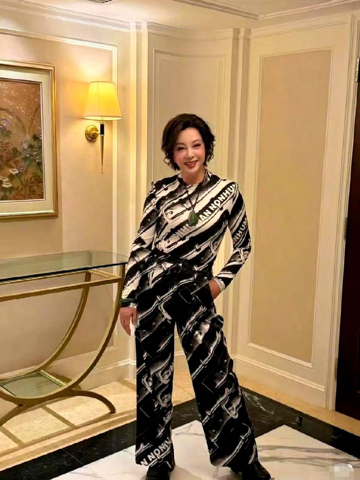 结婚第四天就离家出走！刘晓庆这第一段婚姻，你说绝不绝？

对方是总政歌舞团的小提