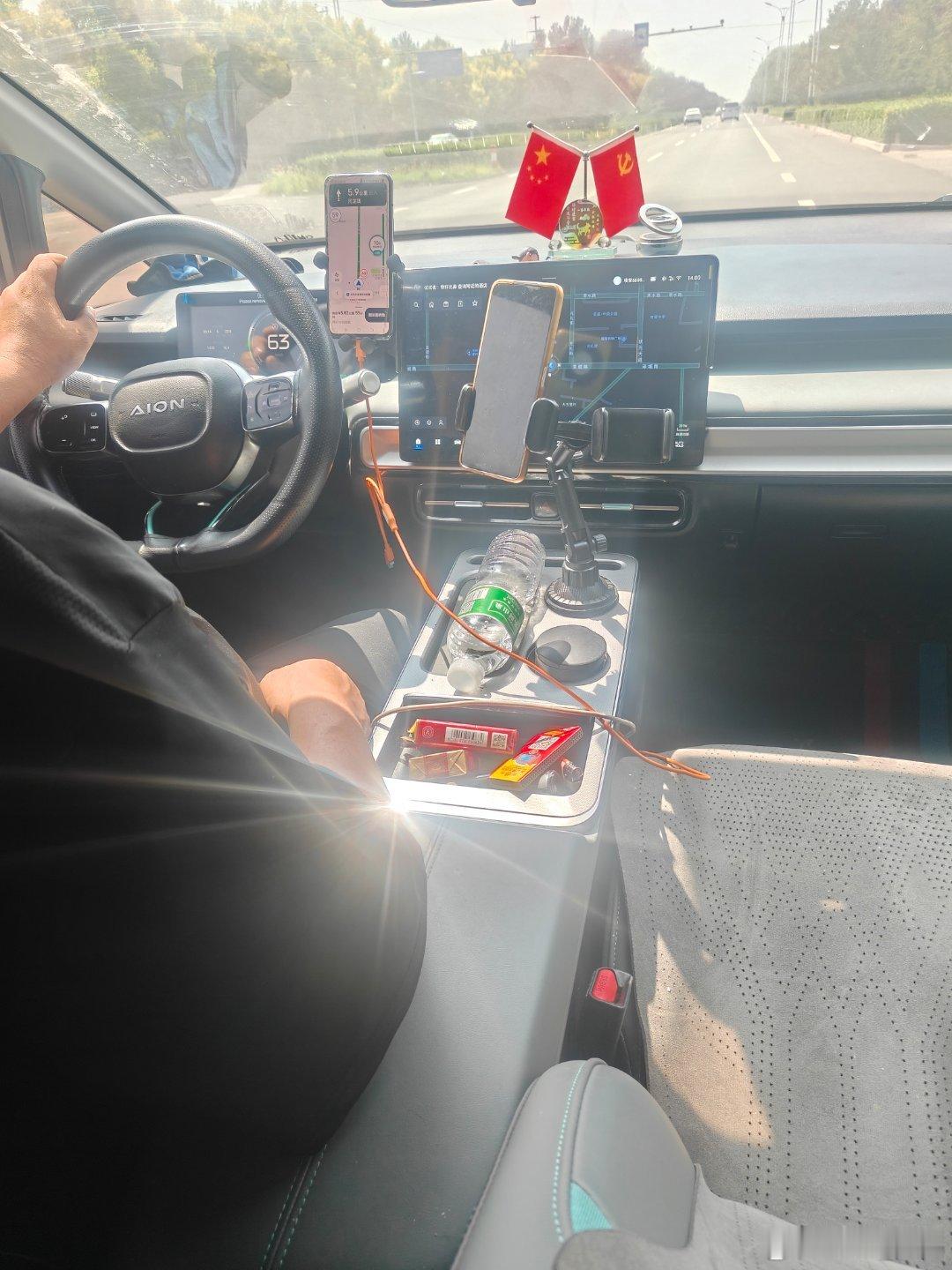 今天搭载一辆顺风车，是隔壁市的一位司机大哥看这装备专职。从懂车帝看了一下埃安品牌