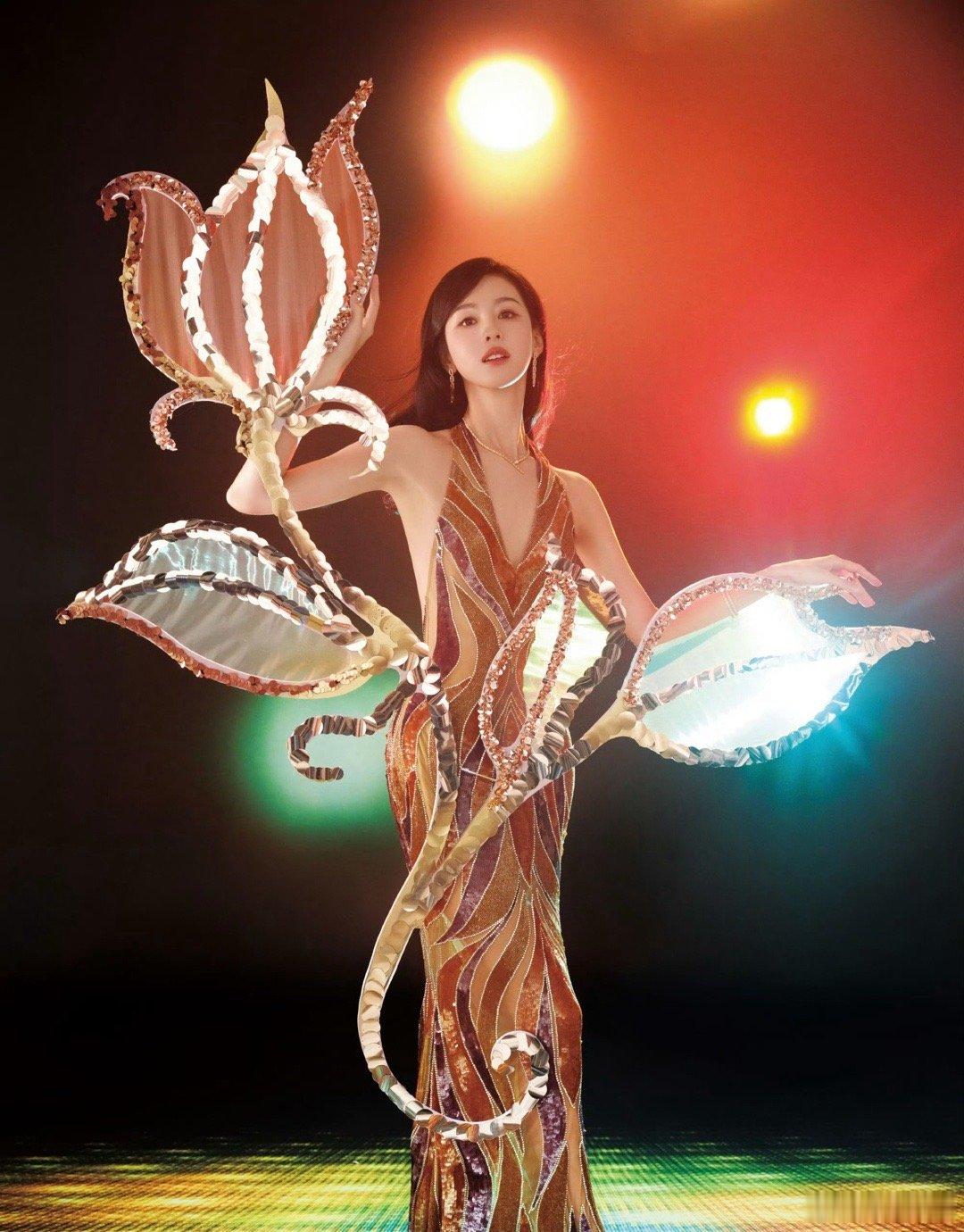 演员陈都灵出席2025腾讯视频金鹅荣誉红毯 