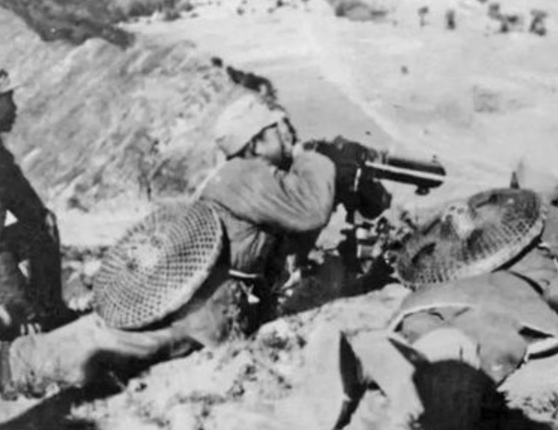 1945年，八路军在公路上伏击日军，排长见日军人数太多，就下令撤退，谁知一个小战