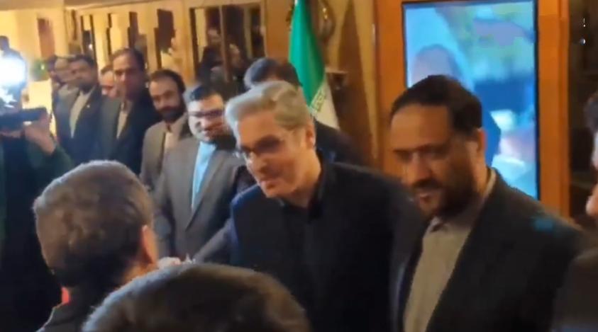 伊朗代表团深夜抵达巴基斯坦，随行人员由加利巴夫率领，阿拉格奇陪同！
大家都知道，